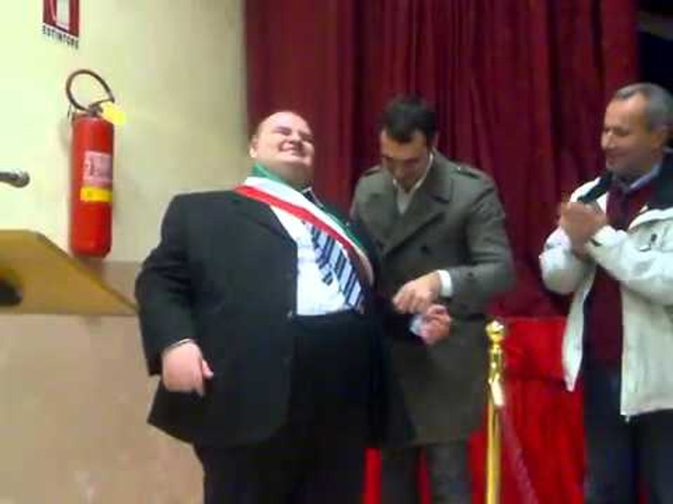 Villa Literno (CE) - Francesco Mercurio riceve la fascia di Sindaco da Nicola Tamburrino