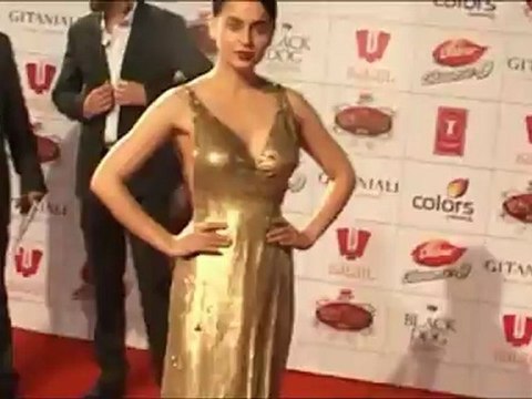 Wardrobe Malfunctions - Kangana Ranaut shows her SIDE B00bs