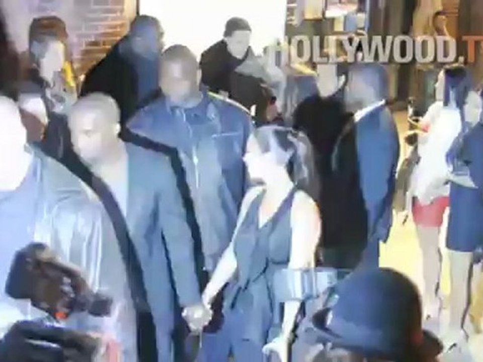 Kim Kardashian, Kanye West, Malin Akerman en "Giant Mechanical Man" fiesta