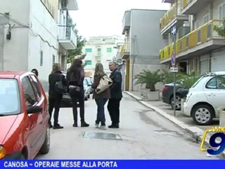 Canosa | Operaie messe alla porta