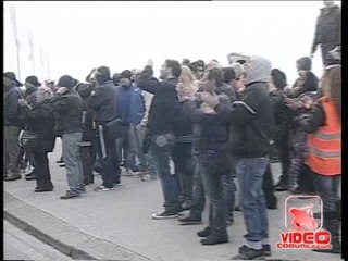 Napoli - L'American scapp i disoccupati restano (11.04.12)