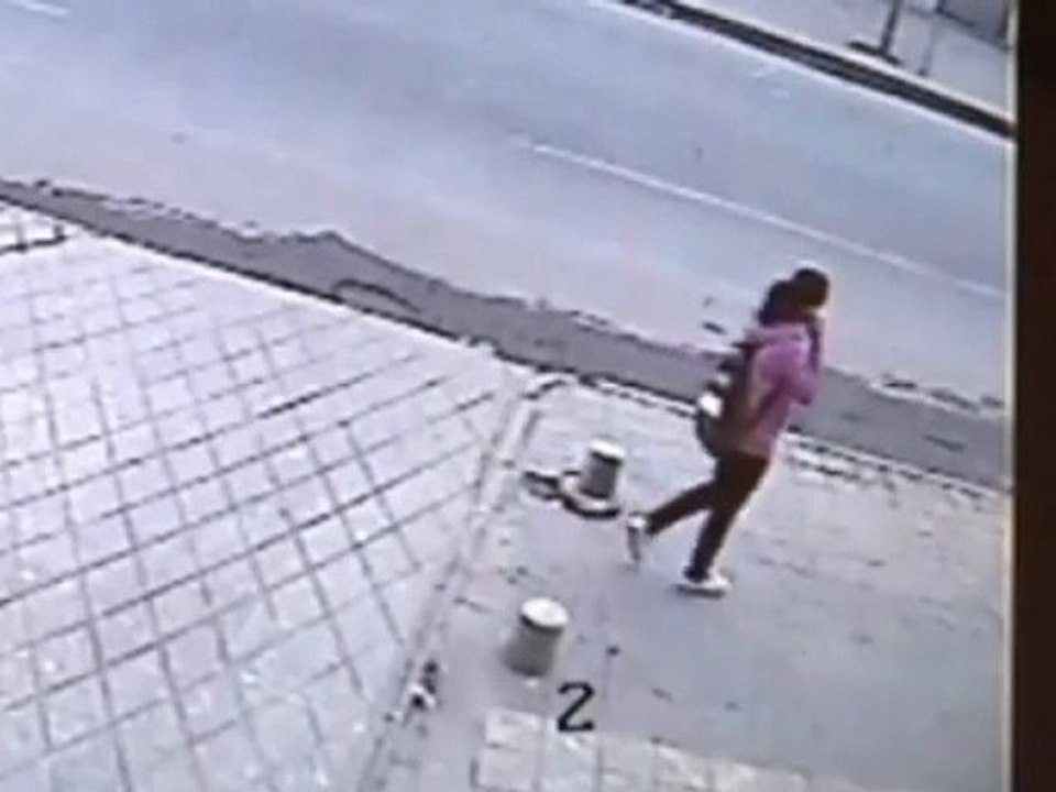 Une fille chute de 6 mètre en passant à travers un trottoir