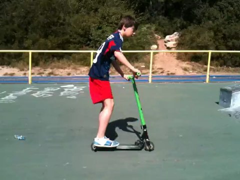 video trotinette freestyle tail-whip sur skate park