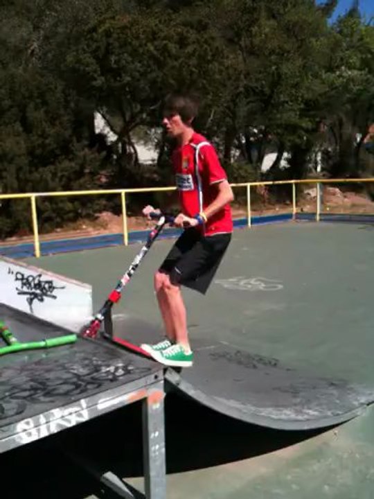 trotinnette freestyle sur skate parc