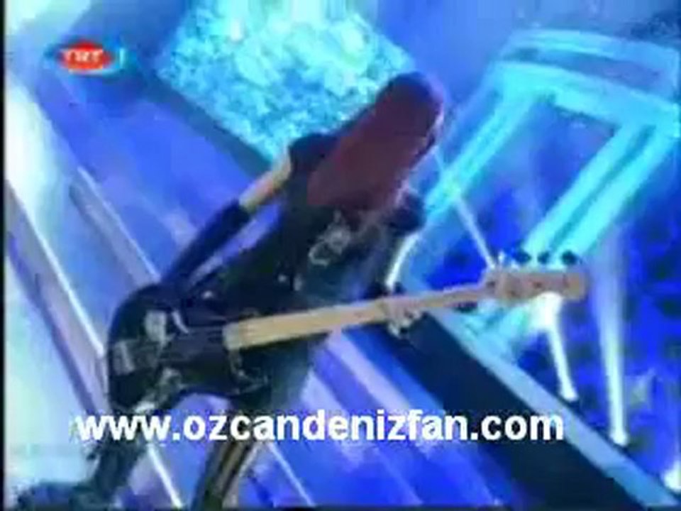 Özcan DENİZ  & Emre aydın    " GÜLÜMSE   "