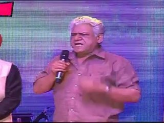 Om Puri Gives Good Wishes To Gorgeous Anchor