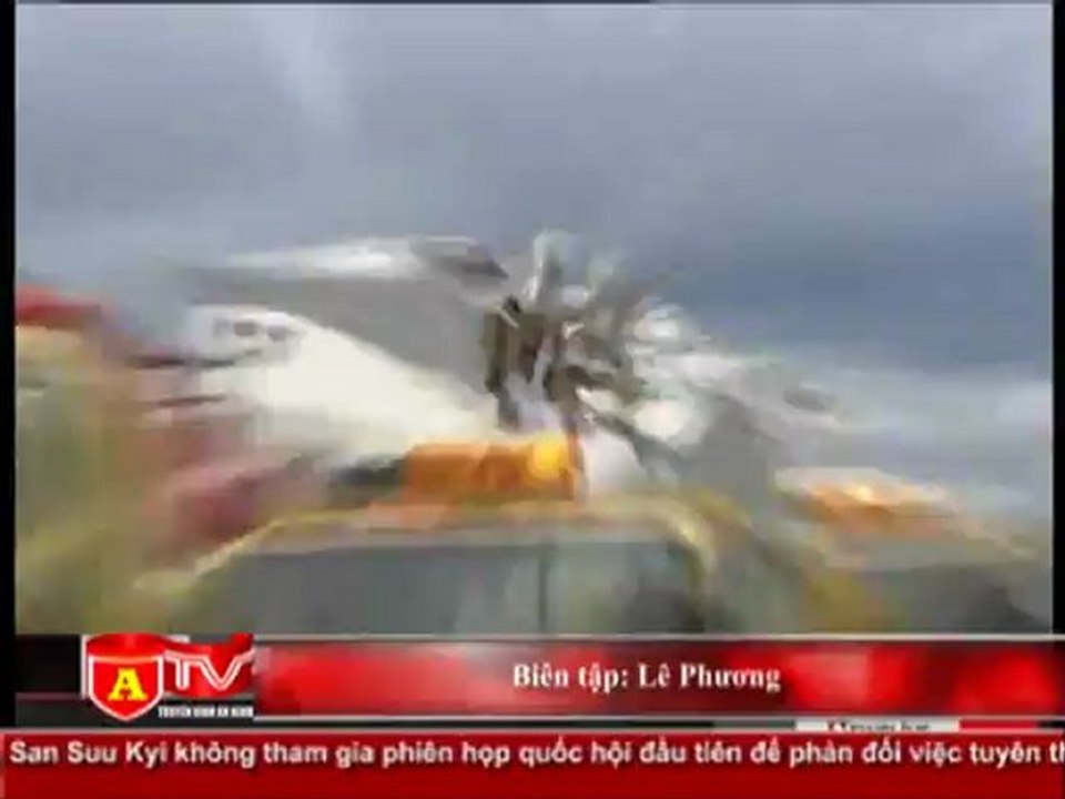 ANTÐ - Gió mạnh khiến nhiều xe tải bị lật tại Nhật Bản