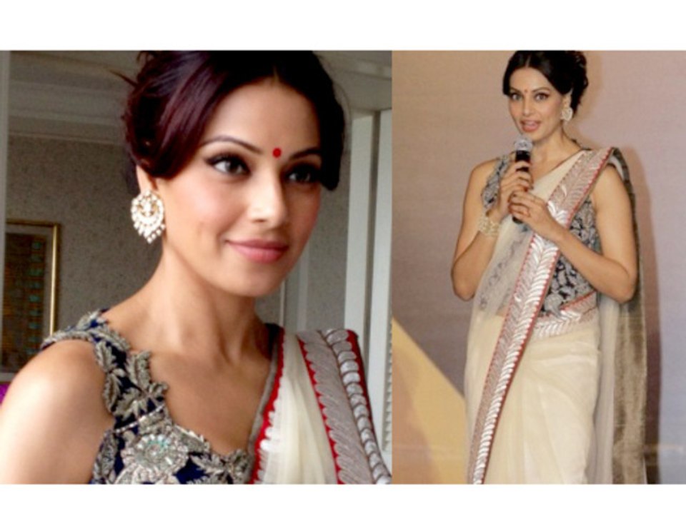 Sexy Bipasha Basu Dazzled The Singapore Audience - Bollywood News