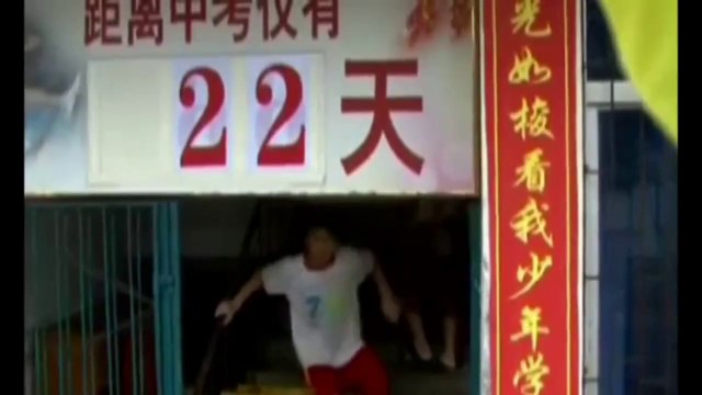 Cina - Inondazione, studenti bloccati dall'acqua nella contea di Xincheng