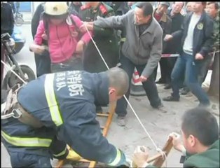 Rescatada  tras ser "tragada" por el pavimento en China