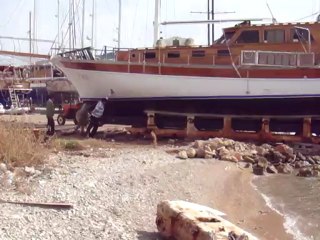 Tersane de teknenin denize  indirilişi..(Mustafa Dinç)