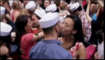 New York - In centinaia rifanno il bacio più famoso della Storia