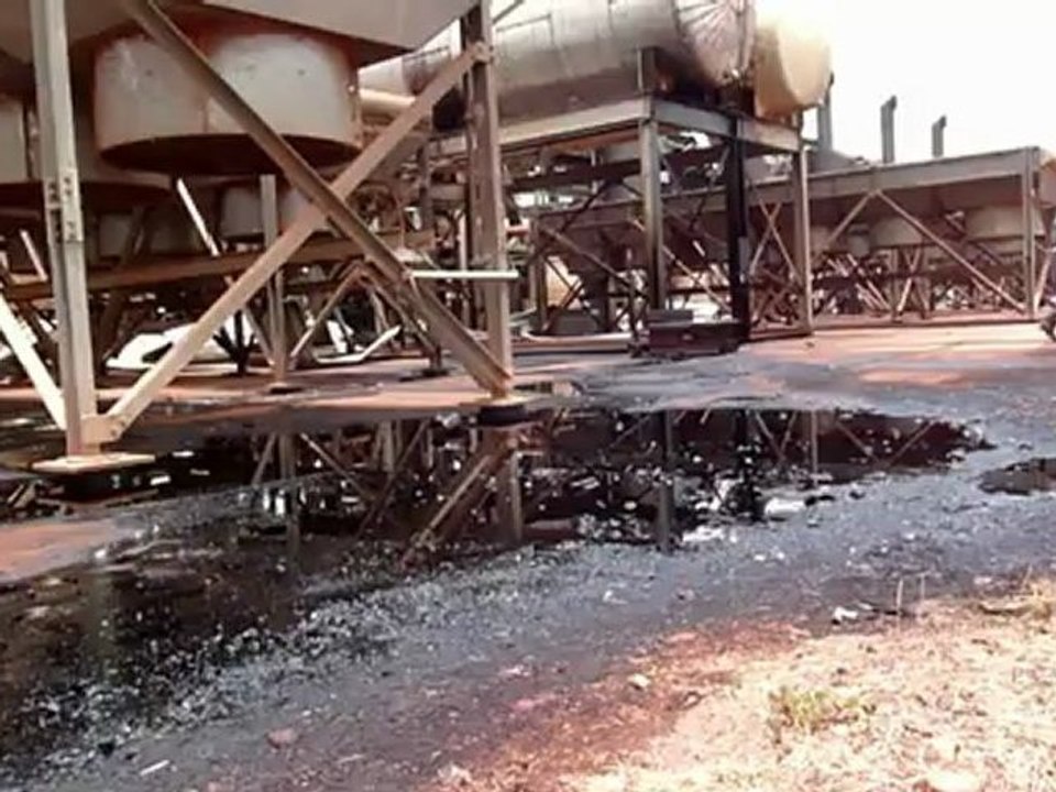 Oil pours from Sudan's damaged pipeline