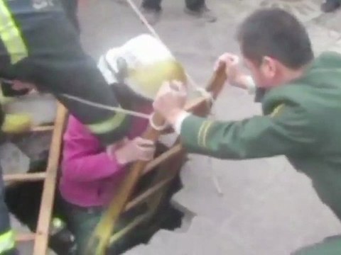 Top 5 : un trottoir qui s'effondre et un commentateur de foot très très heureux