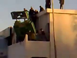 Libia - I ribelli abbattono il simbolo di Gheddafi