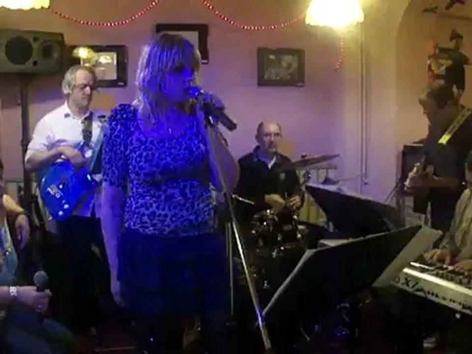 11  16 04 12  Patchwork avec Valérie et Réginald Jambon(guitare) à la Pizza Ggo Dreux