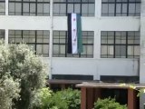 فري برس  حماة المحتلة رفع علم الاستقلال في كلية الطب البيطري 25 4 2012 ج2 Hama