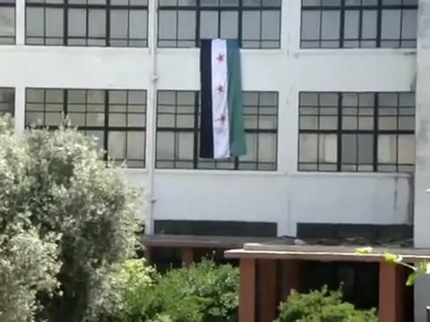 فري برس حماة المحتلة رفع علم الاستقلال في كلية الطب البيطري 25 4 2012 ج2 Hama