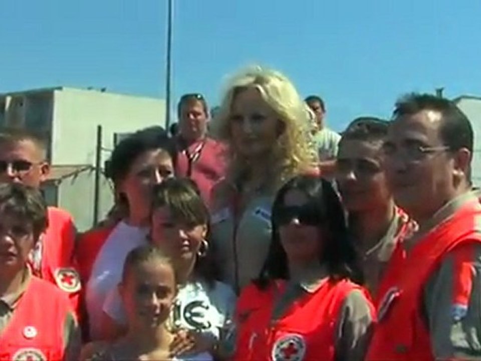 Adriana Karembeu  à Alès avec La Croix-Rouge