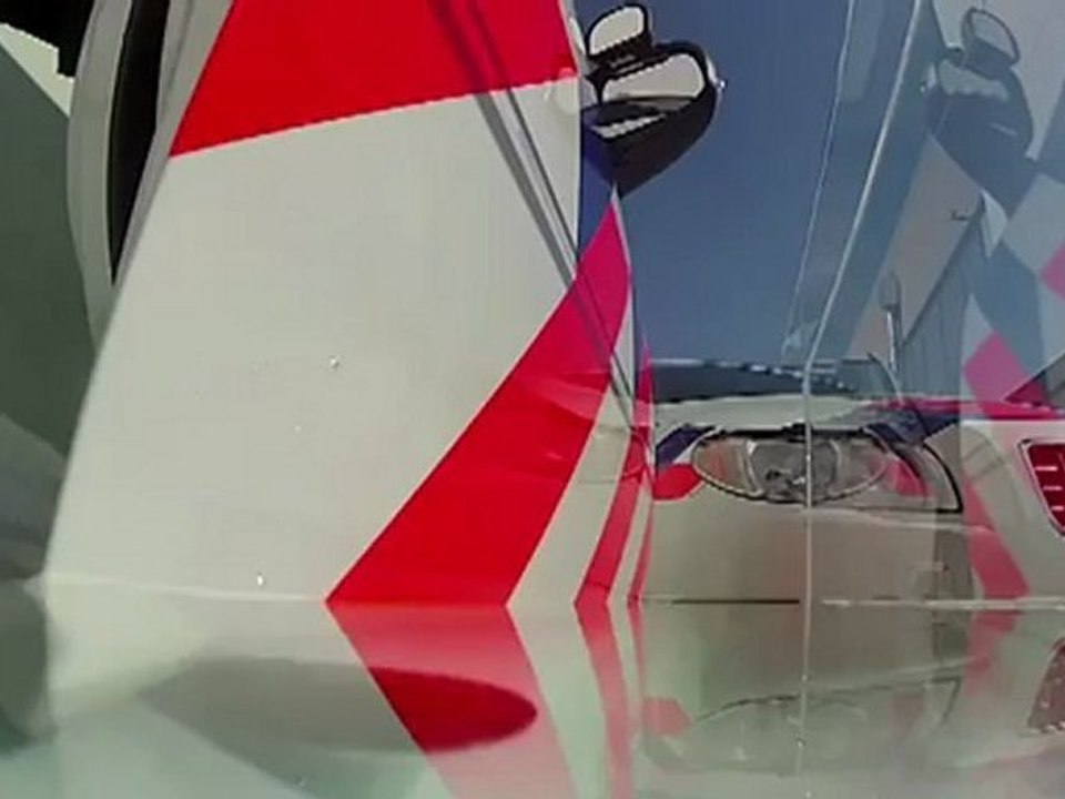 Nouveau système de sécurité, les vitres des voitures se brisent sous l'eau