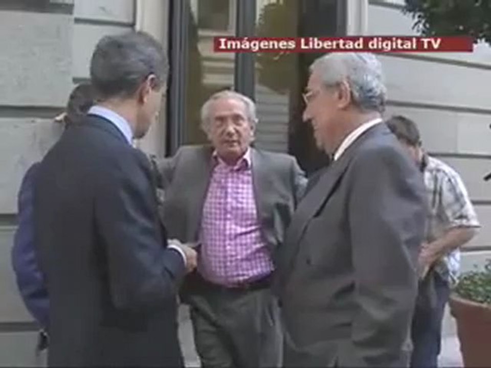 Miembros del PP increpan a Juan Costa