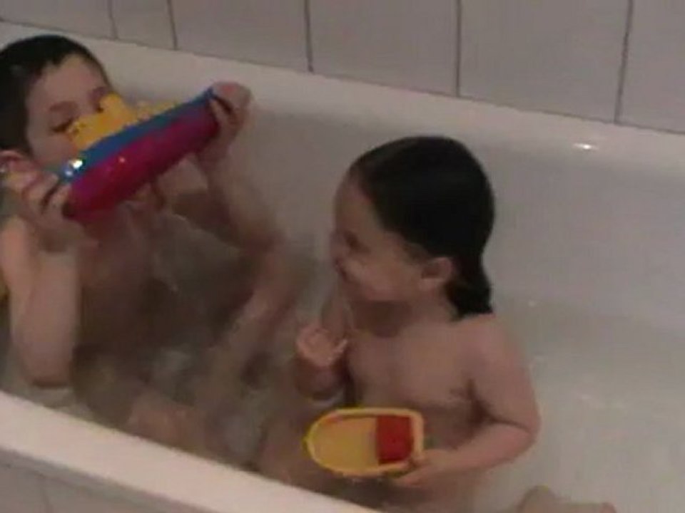 Amélie & Marius dans le bain