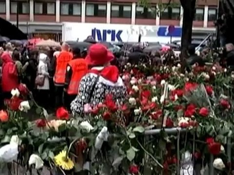 Norwegians sing to protest Breivik
