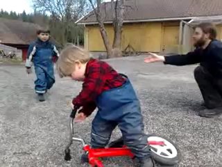 Yes, ik kan eindelijk op mijn loopfietsje