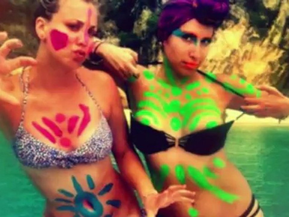 Der Big Bang Theory-Star Kaley Cuoco zeigte ihren Bikini-Körper voller Body-Paintings