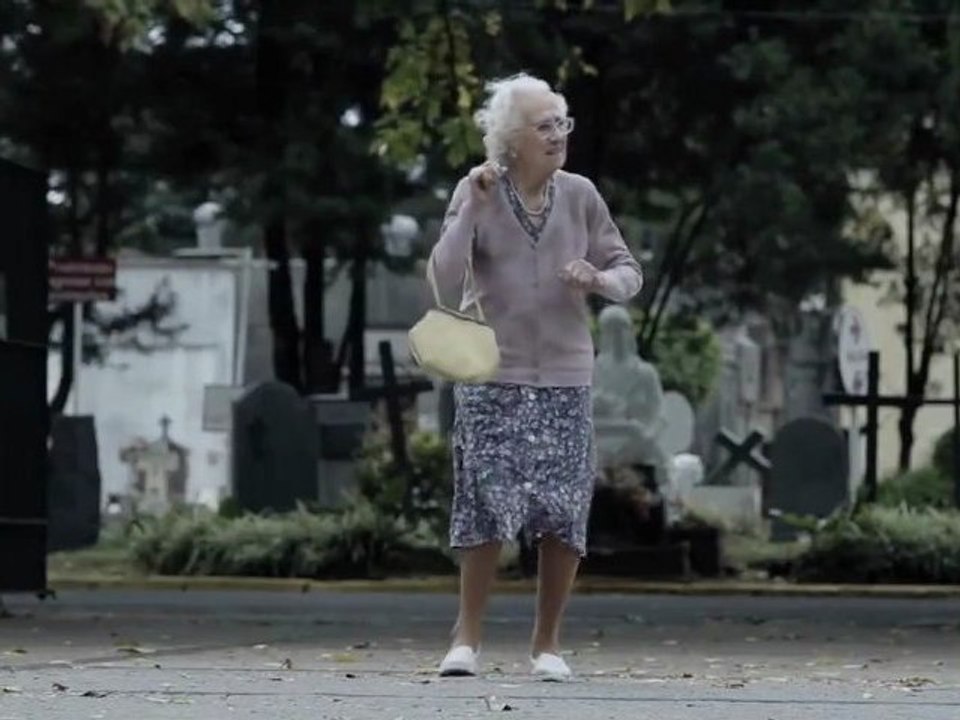 Pub Grand-Mère tuée encore et encore (Zonajobs Commercial VOSTFR)