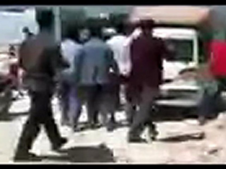 فري برس حماة المحتلة مشاع الطيار محاولة الاهالي انتشال الشهداء 26 04 2012 Hama