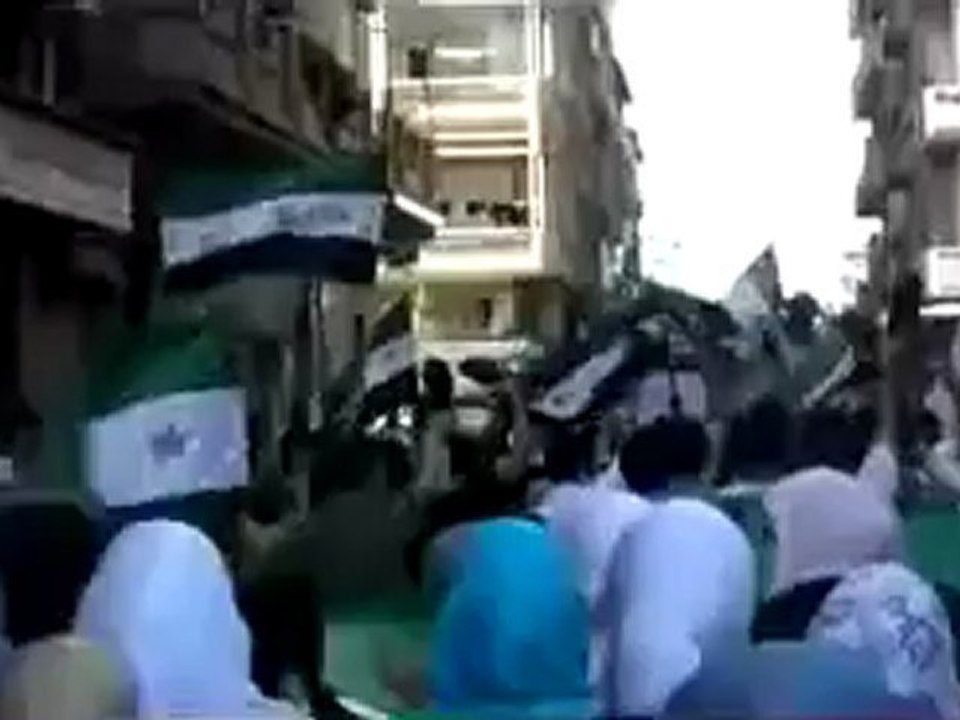 فري برس حمص الانشاءات الملعب مظاهرة احرار وحرائر  رااائعة يلا انقلع يلا انقلع 26 4 2012 Homs