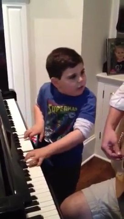 Enfant autiste qui joue du piano