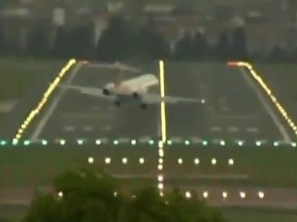 Atterrissage d'avions lors d'un vent violent