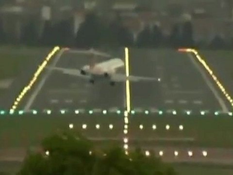 Atterrissage d'avions lors d'un vent violent