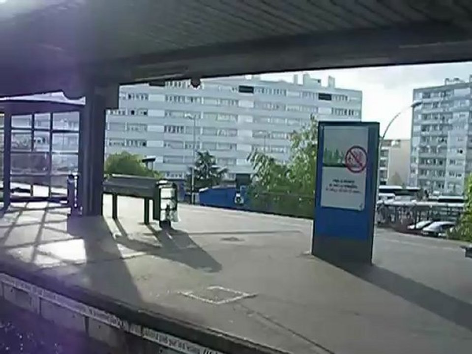 Passage de la BB27069 sur un train de Fret aux Mureaux