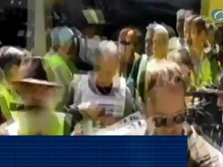 Los 'yayoflautas' se manifiestan en Barcelona por las detenciones de la útlima huelga general