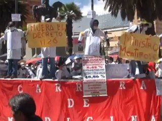 Télécharger la video: Crucificados en solidaridad con los médicos bolivianos en huelga más de 30 días