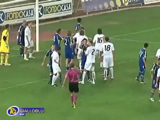 Τερματοφύλακας βγάζει μόνος του αντεπίθεση και δίνει και ασσιστ!!