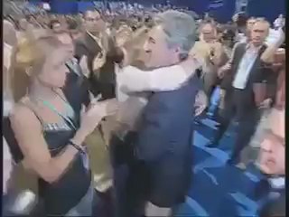 Aznar abraza a Acebes y saluda fríamente a Rajoy