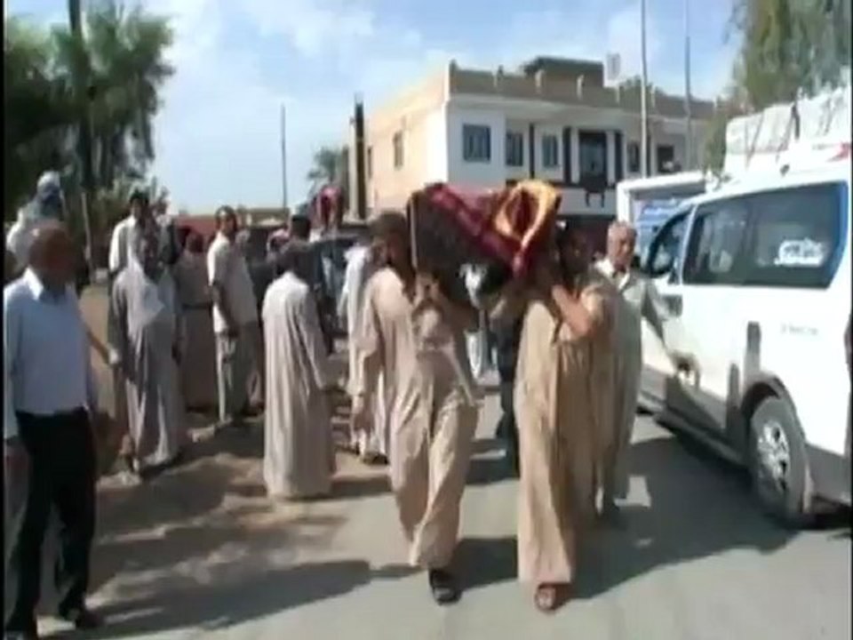 Iraqis mourn bomb blast victims
