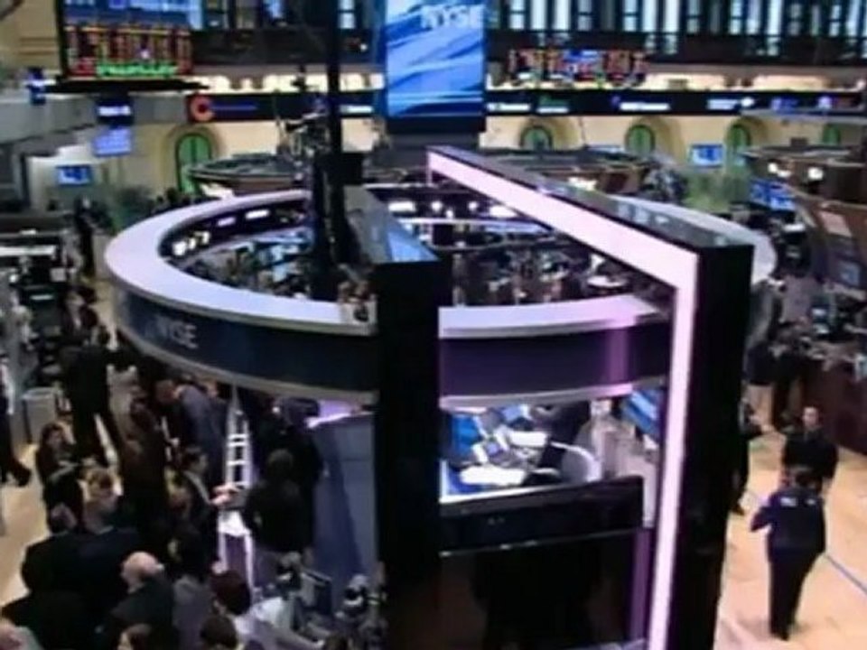 DJIA: Stocks Stall After Weak Economic Data, Amazon and Expedia Beat Expectations