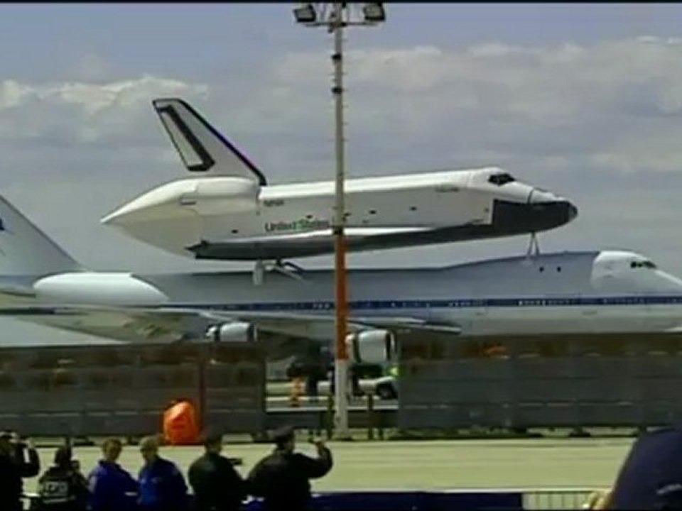 Shuttle Enterprise soars over New York on final flight