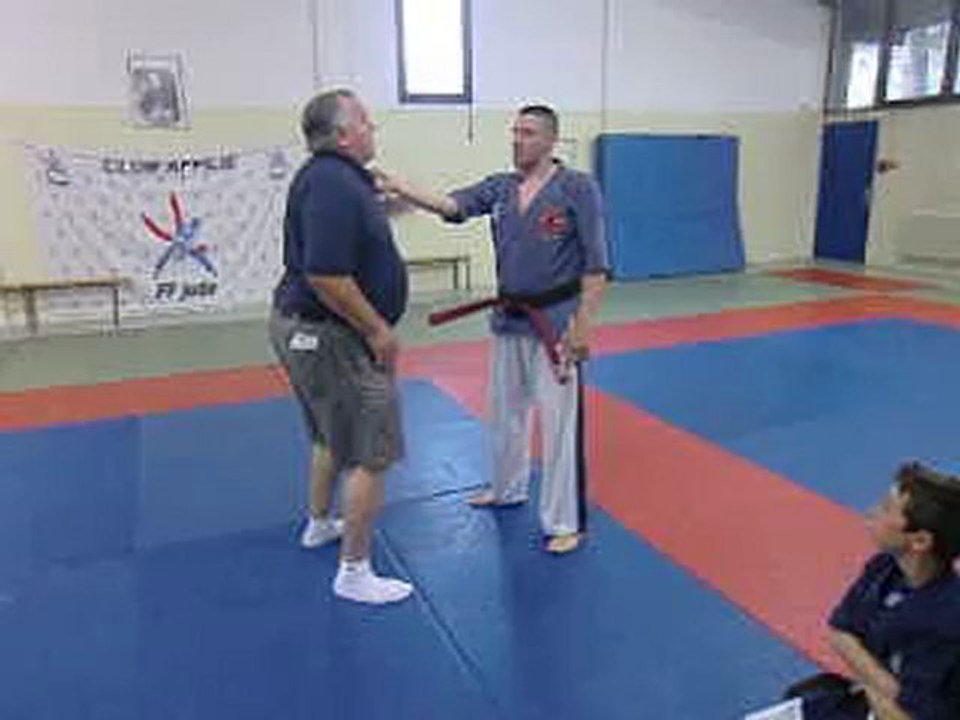 Dave Castoldi de passage à Elne (France) fait une petite démonstration de small circle jujitsu