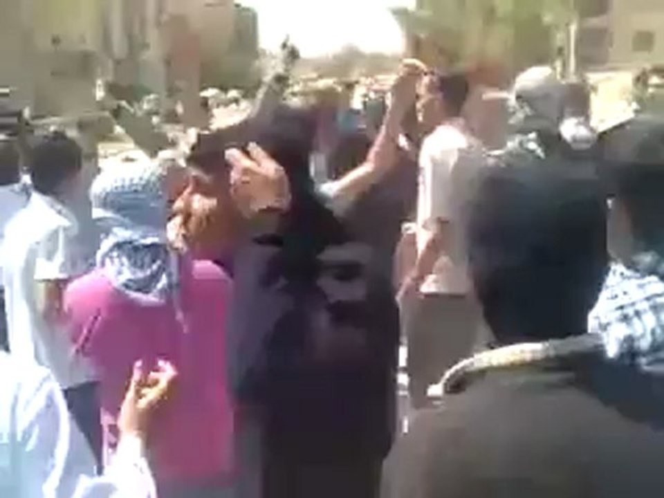 فري برس حلب مظاهرة بمساكن هنانو من جامع عثمان بن عفان  جمعه اتى نصر الله فلا تستعجلوه27 4 2012 Aleppo