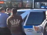 Rus polisi kırmızı ışıkta geçen yayanın üzerine çıktı