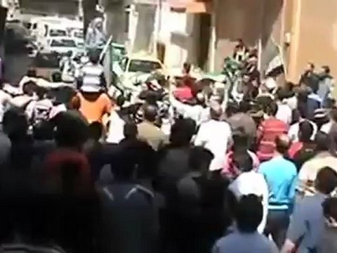 فري برس حمص الساروت يهتف حانن لحرية حانن في جمعة اتى أمر الله فلا تستعجلوه حمص حي الخالدية 27 4 2012 Homs