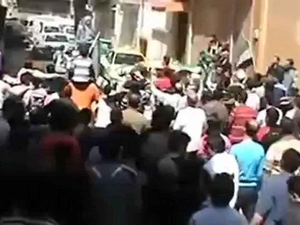 فري برس حمص الساروت يهتف حانن لحرية حانن في جمعة اتى أمر الله فلا تستعجلوه  حمص  حي الخالدية 27 4 2012 Homs