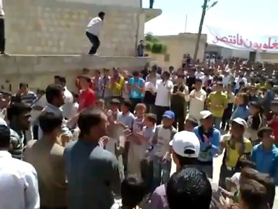 فري برس ادلب بلدة معرشمشة  مظاهرة حاشدة رغم الحصار والقصف 28 4 2012 Idlib