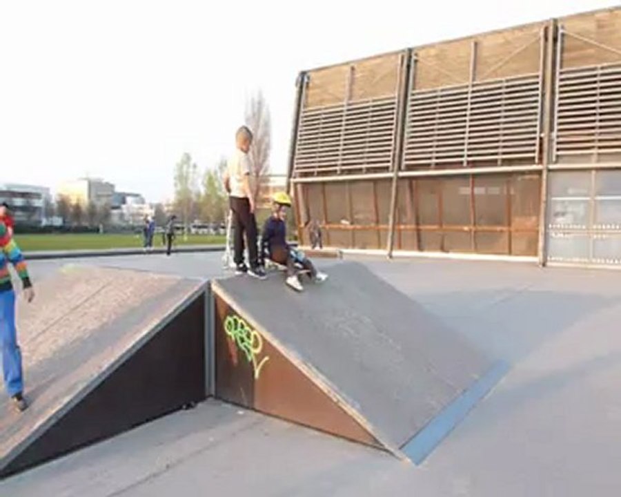 20120324 Eloi fait du skate